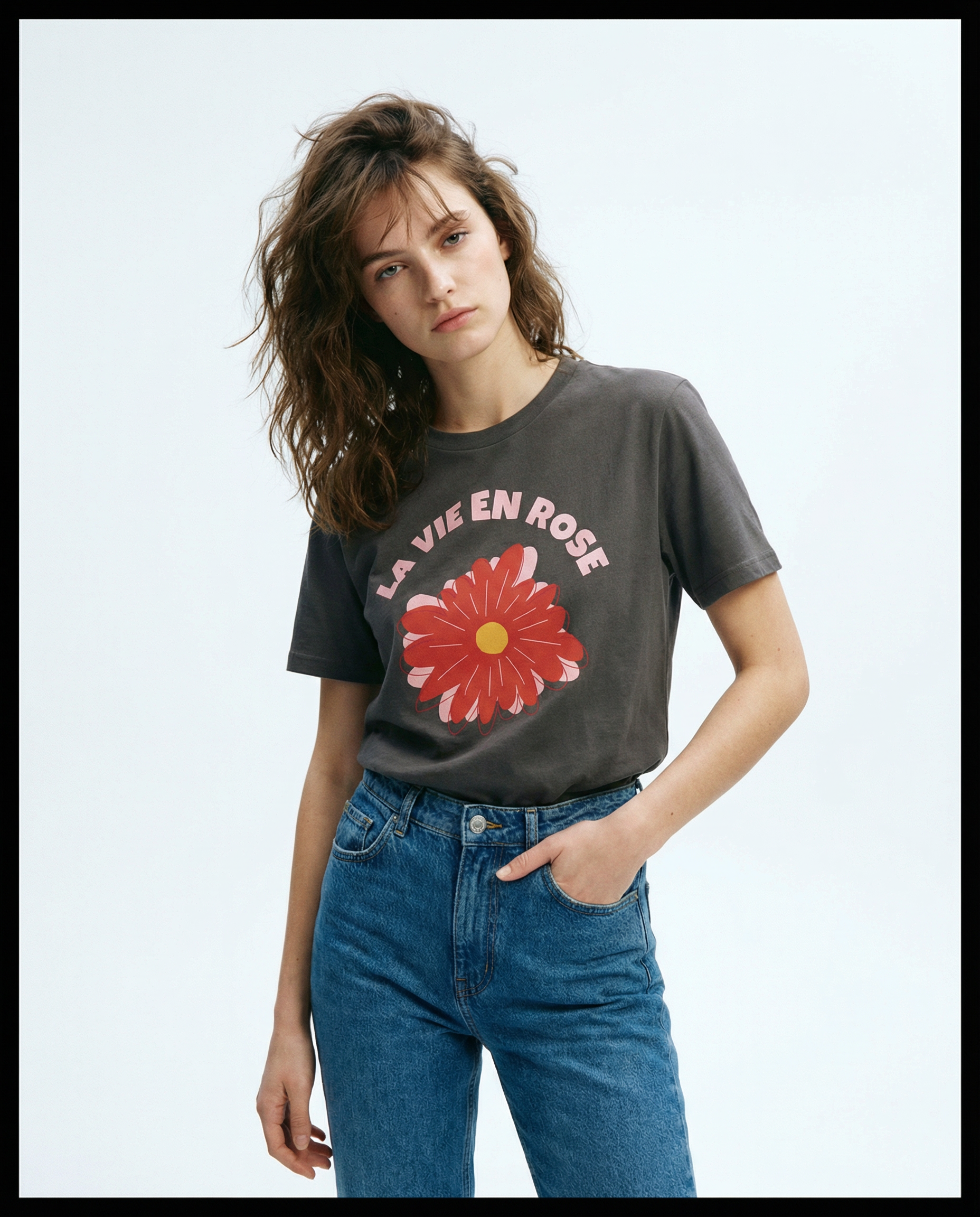 「La Vie en Rose」Tシャツ — フレンチ・スタイル (男女兼用)