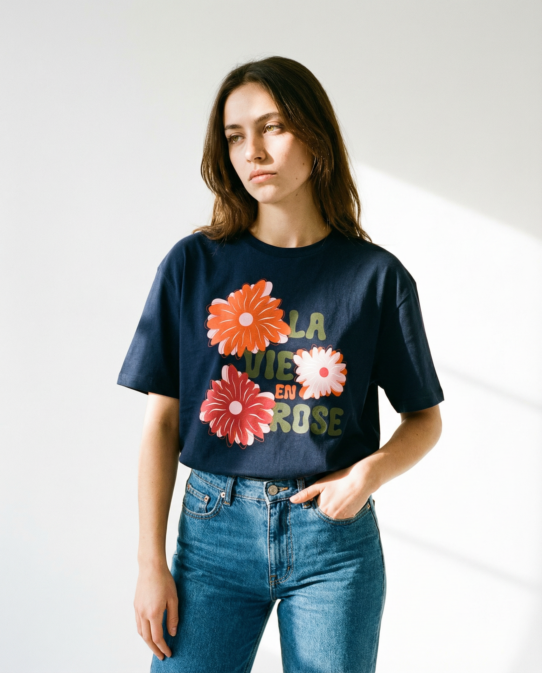 La Vie en Rose」3輪の花 Tシャツ — ユニセックス半袖