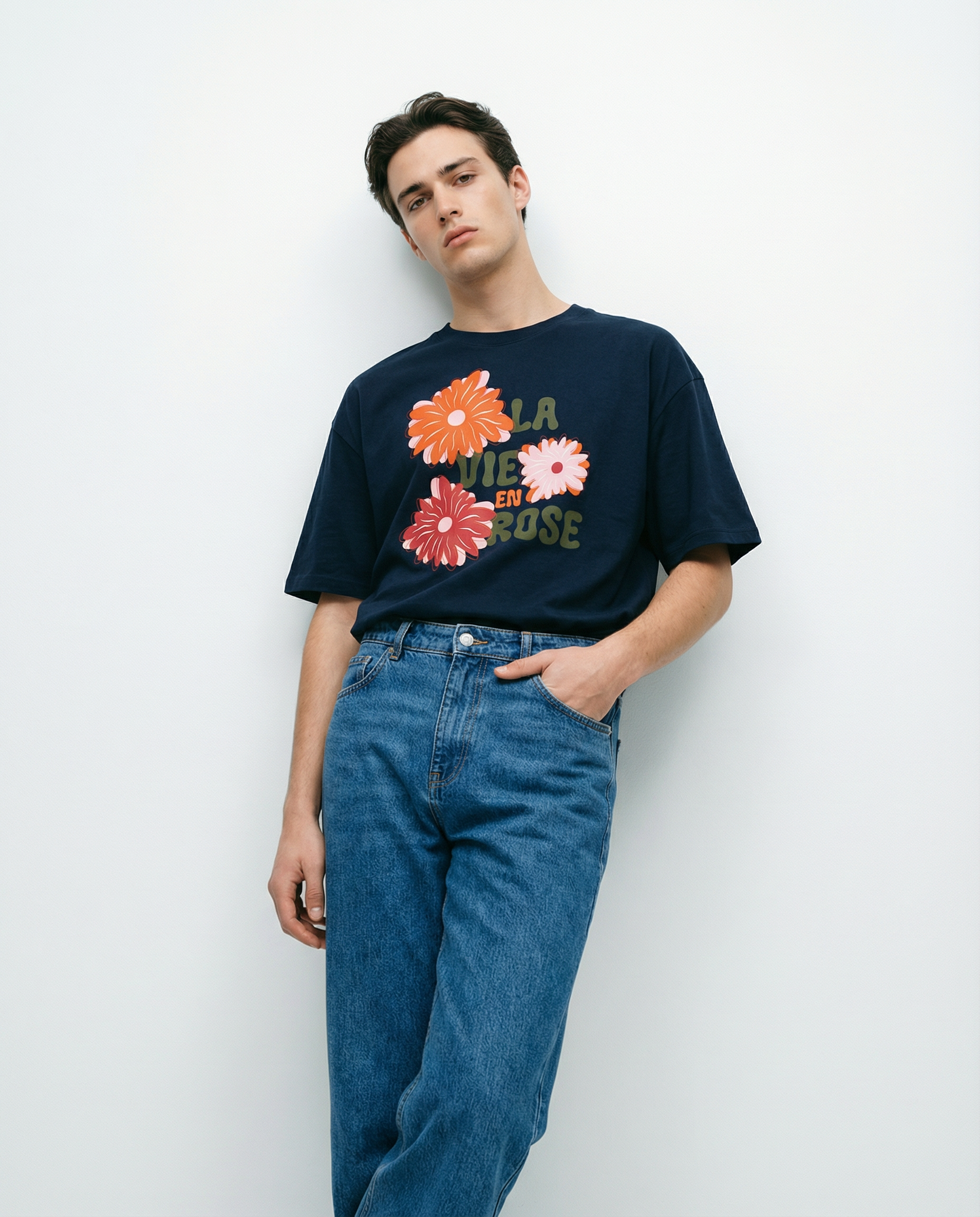 La Vie en Rose」3輪の花 Tシャツ — ユニセックス半袖
