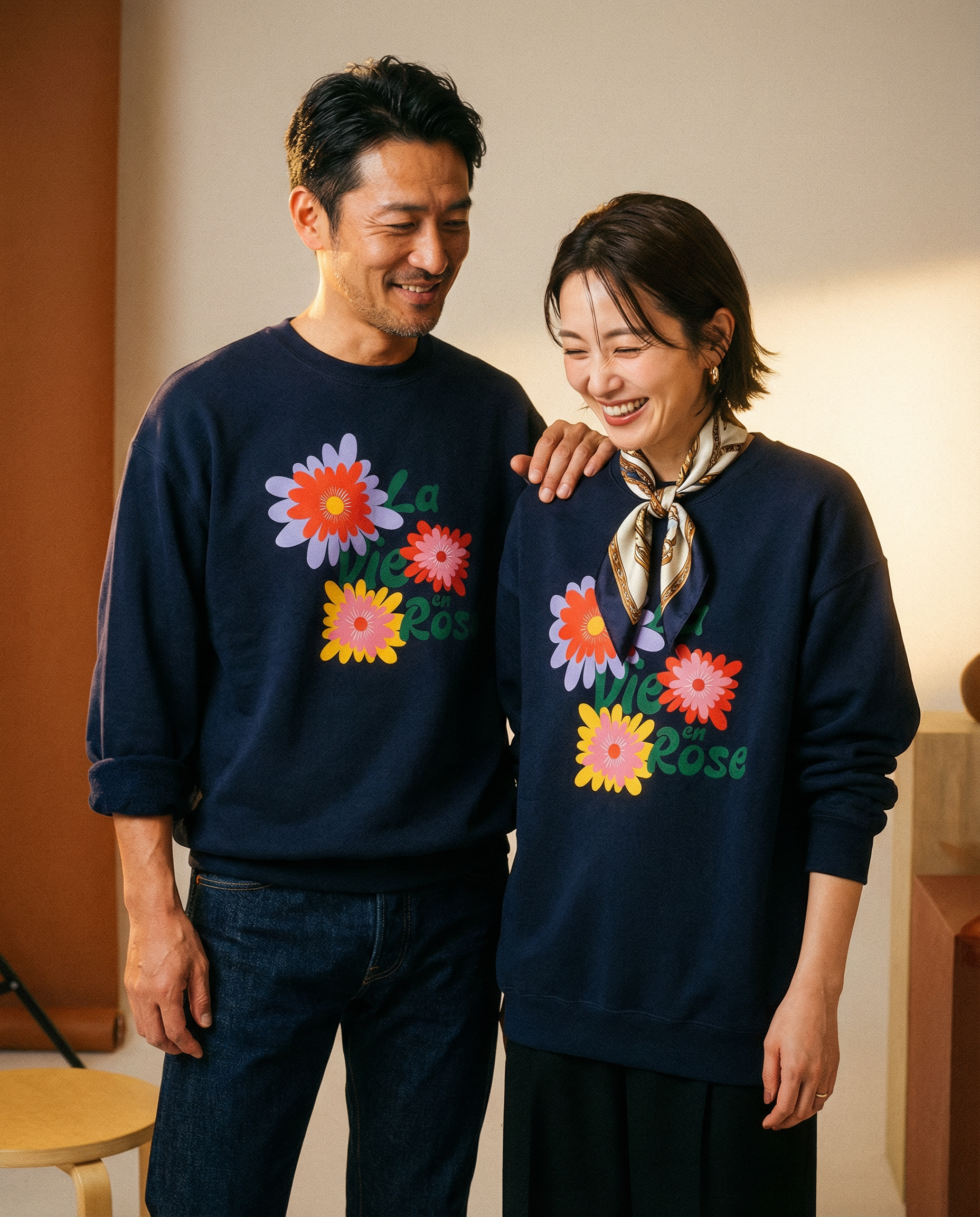 「La Vie en Rose」ユニセックス フレンチテリー スウェットシャツ (綿100%)