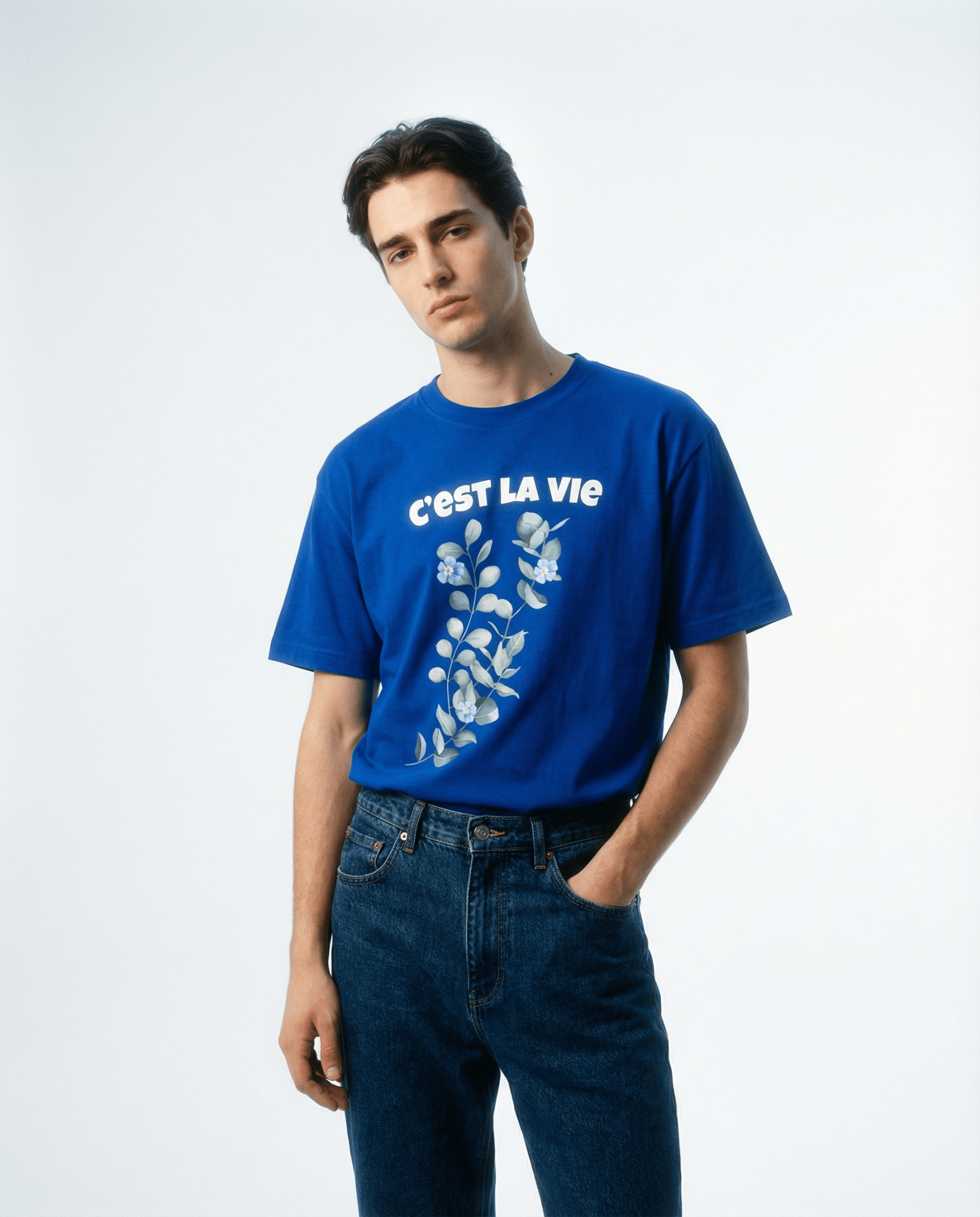「C'EST LA VIE」ボタニカルデザインTシャツ 青い小花とレタリング