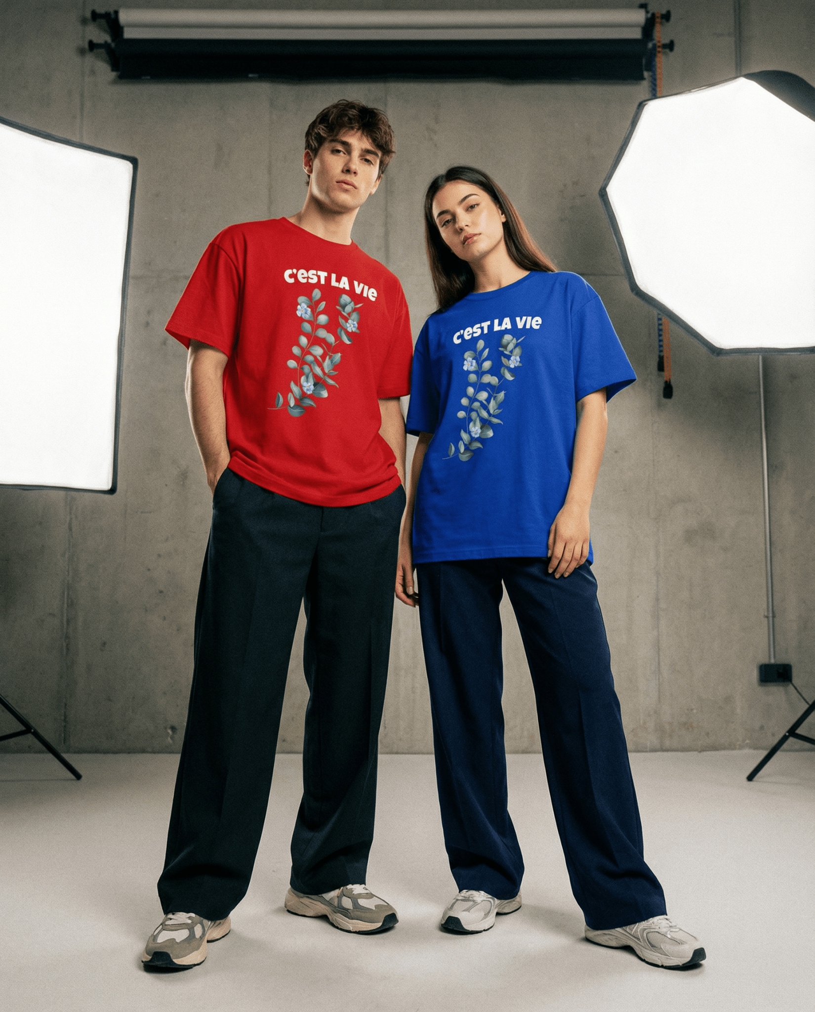 小枝と葉に咲く青い花モチーフのフラワーTシャツ(C'EST LA VIE)