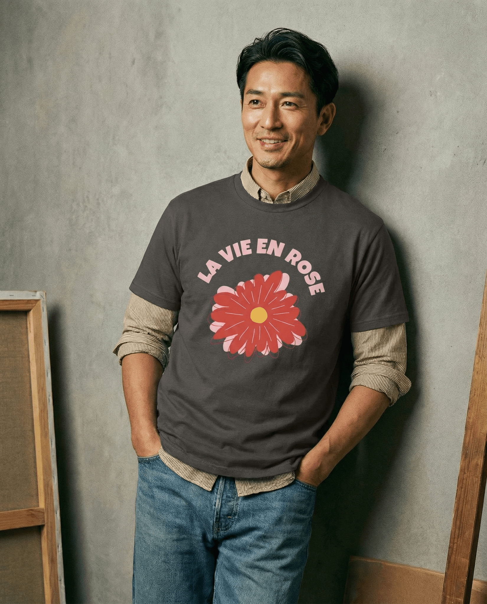 胸元に一輪の花をあしらったシンプルで上品なコットンTシャツ