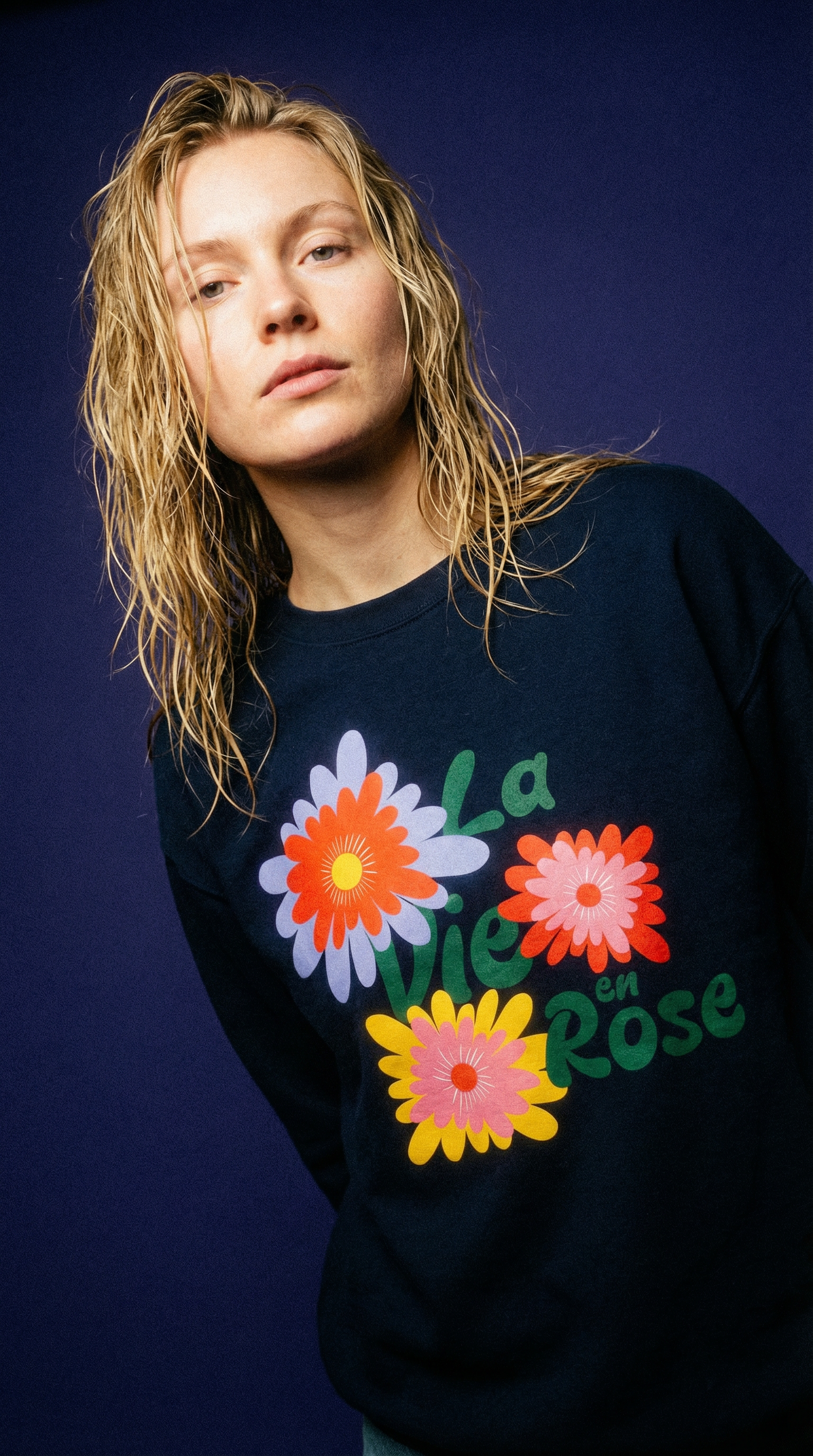 「La Vie en Rose」ユニセックス フレンチテリー スウェットシャツ (綿100%)