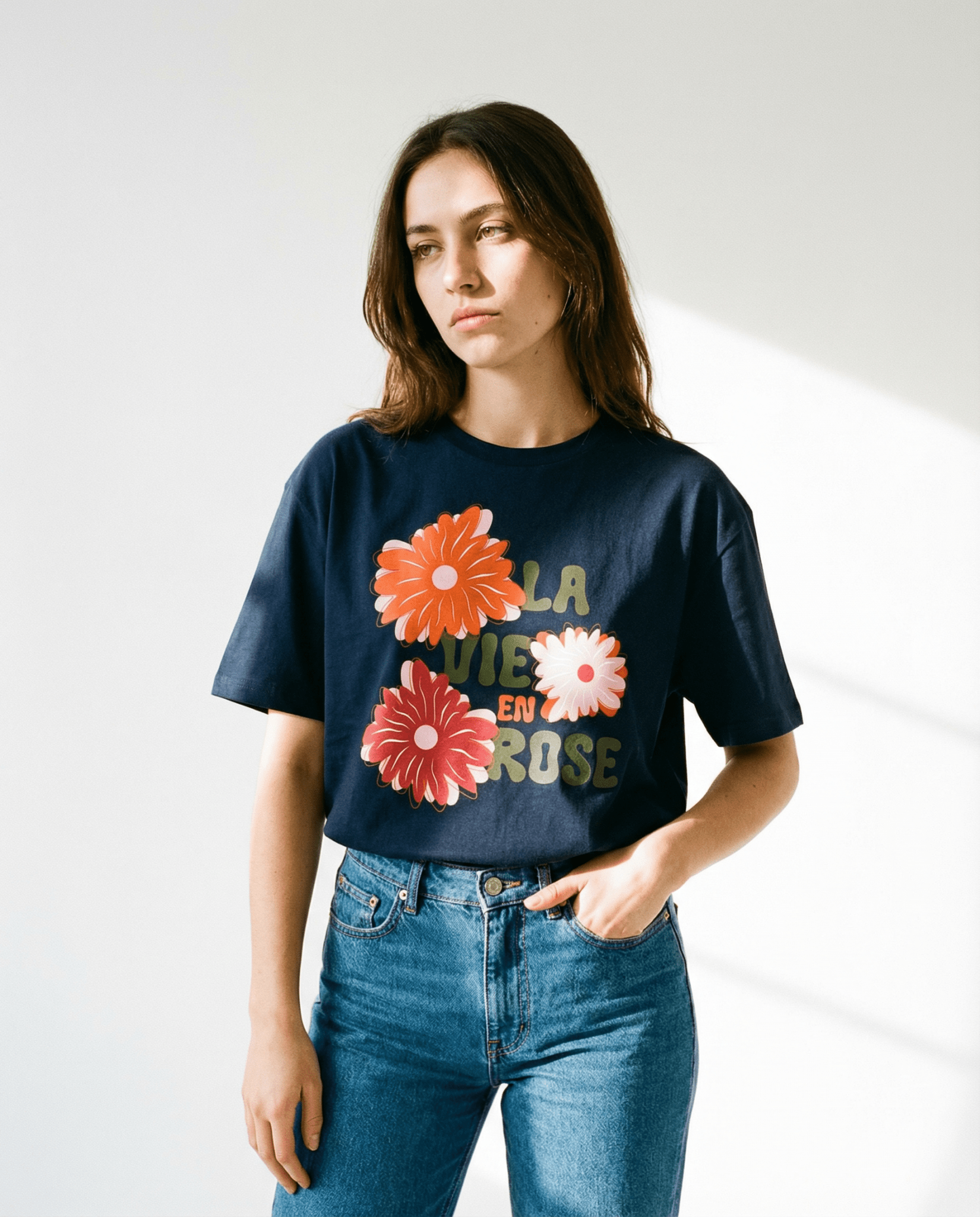 首元補強仕上げの高耐久コットンTシャツディテール