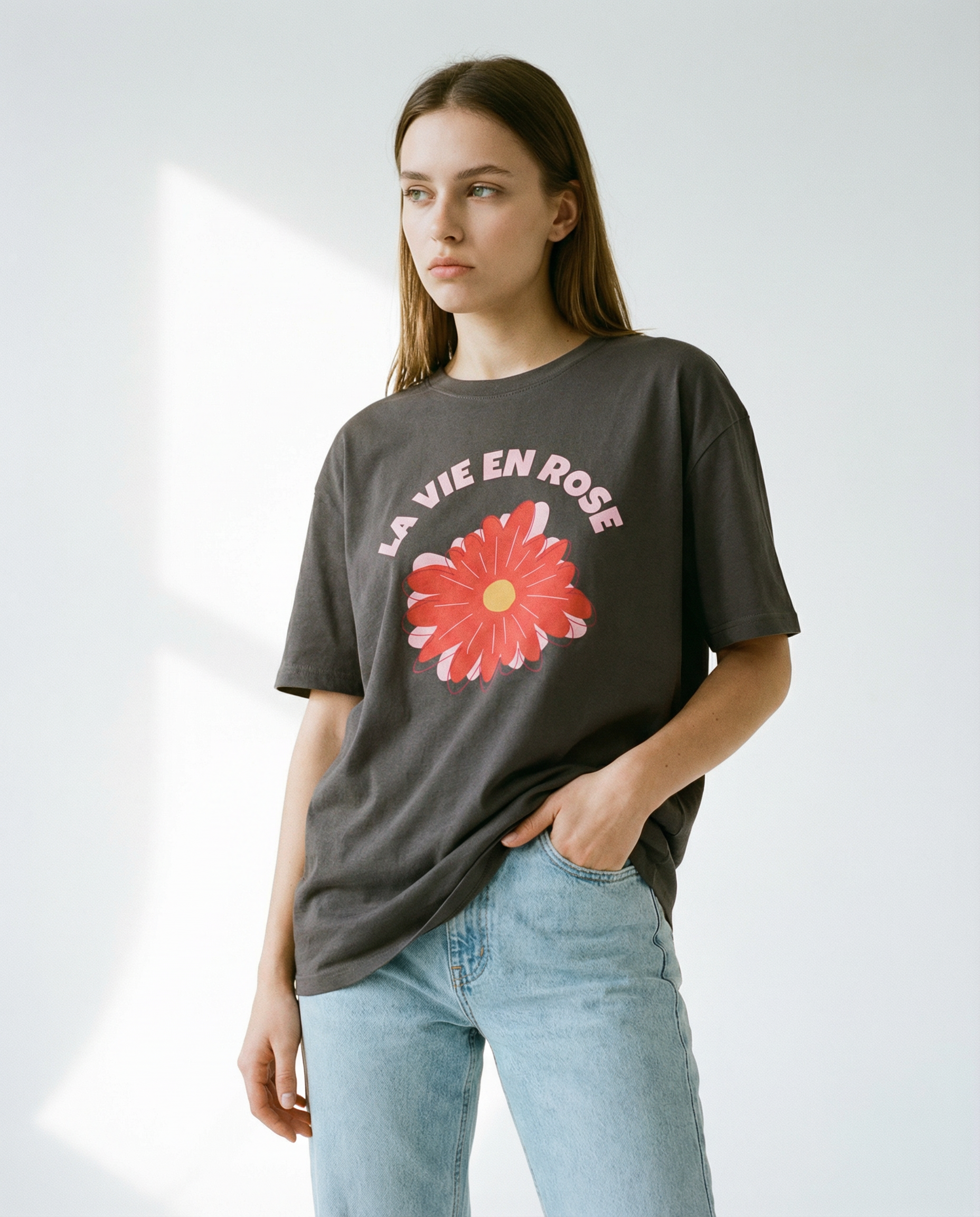 「La Vie en Rose」Tシャツ — フレンチ・スタイル (男女兼用)