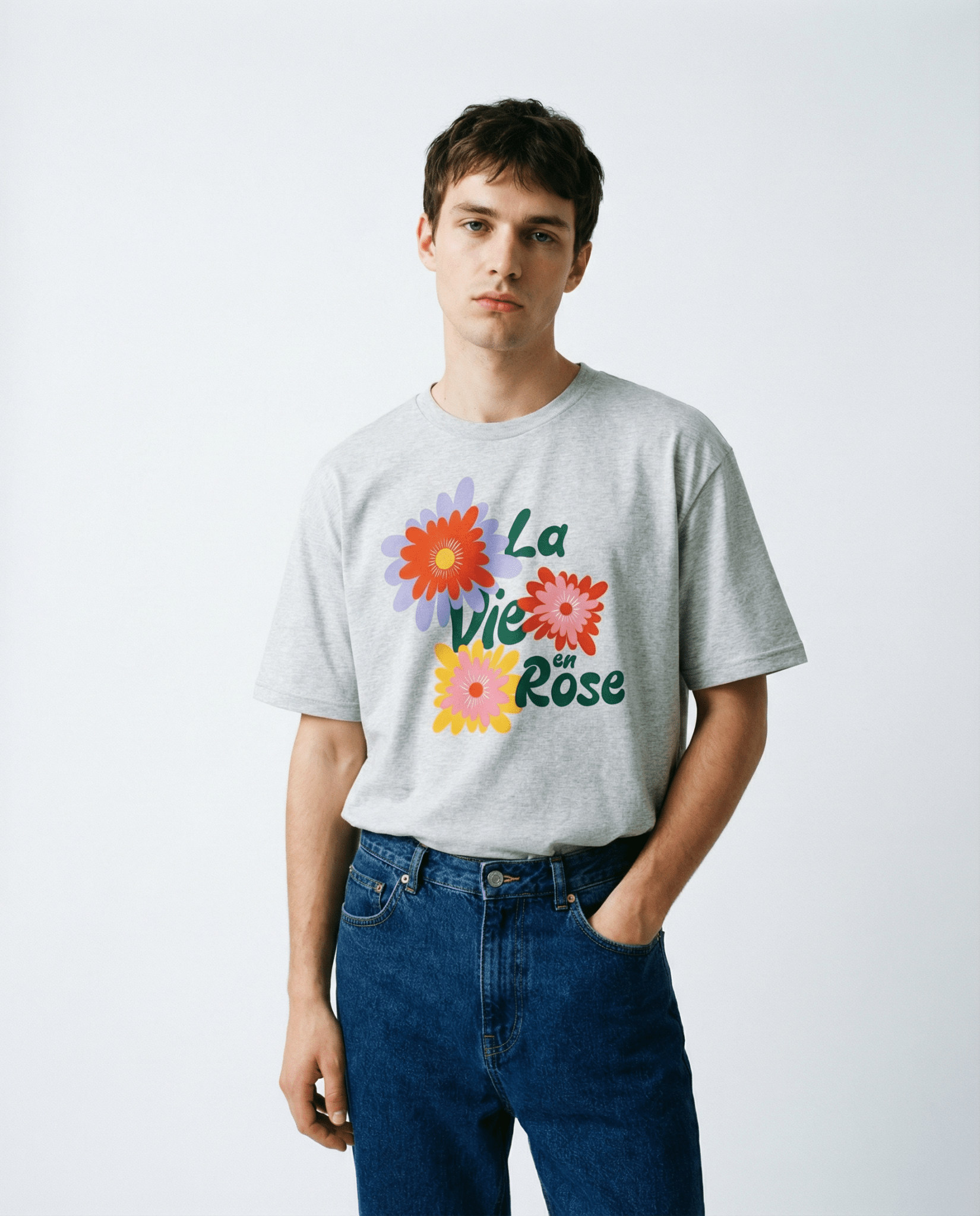 「La Vie en Rose」3つの花が特徴の詩的なパリデザインTシャツ