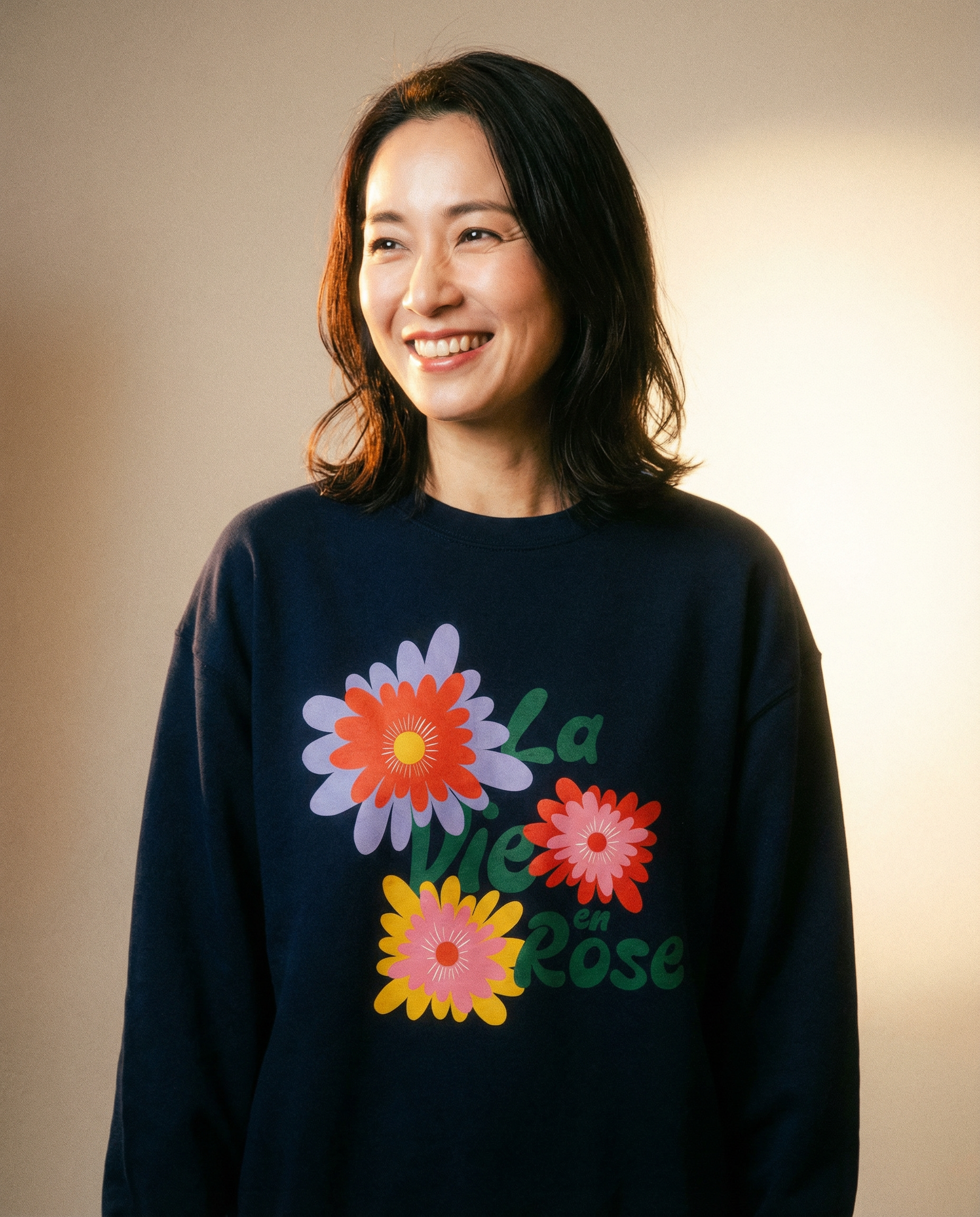 「La Vie en Rose」ユニセックス フレンチテリー スウェットシャツ (綿100%)