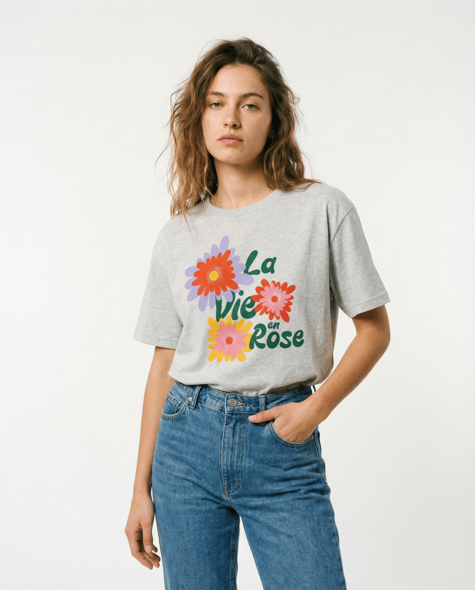 上質な厚手コットン素材のフラワー＆ロゴデザインTシャツ
