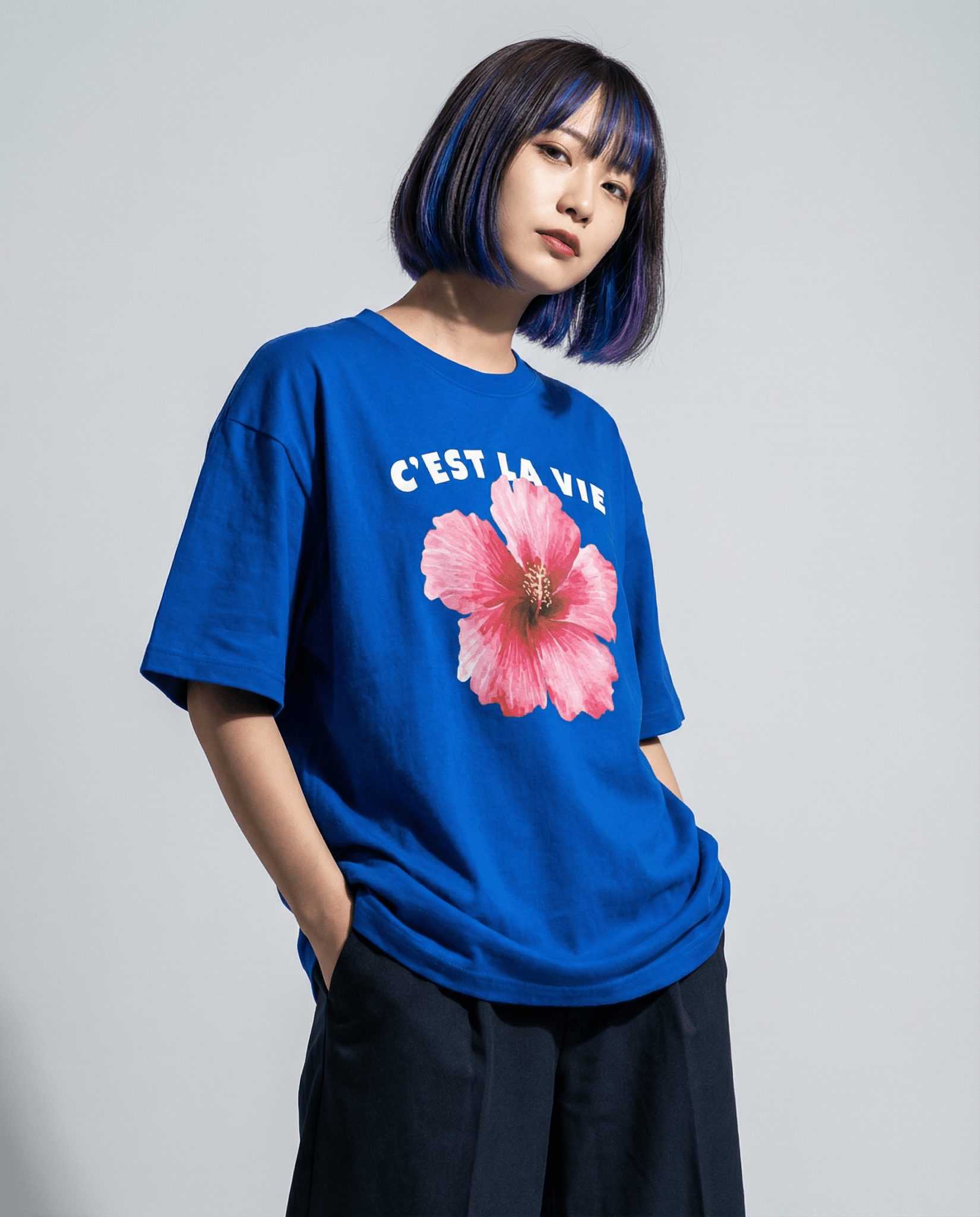 「C'EST LA VIE（これが人生）」フラワー 半袖Tシャツ (Unisex)