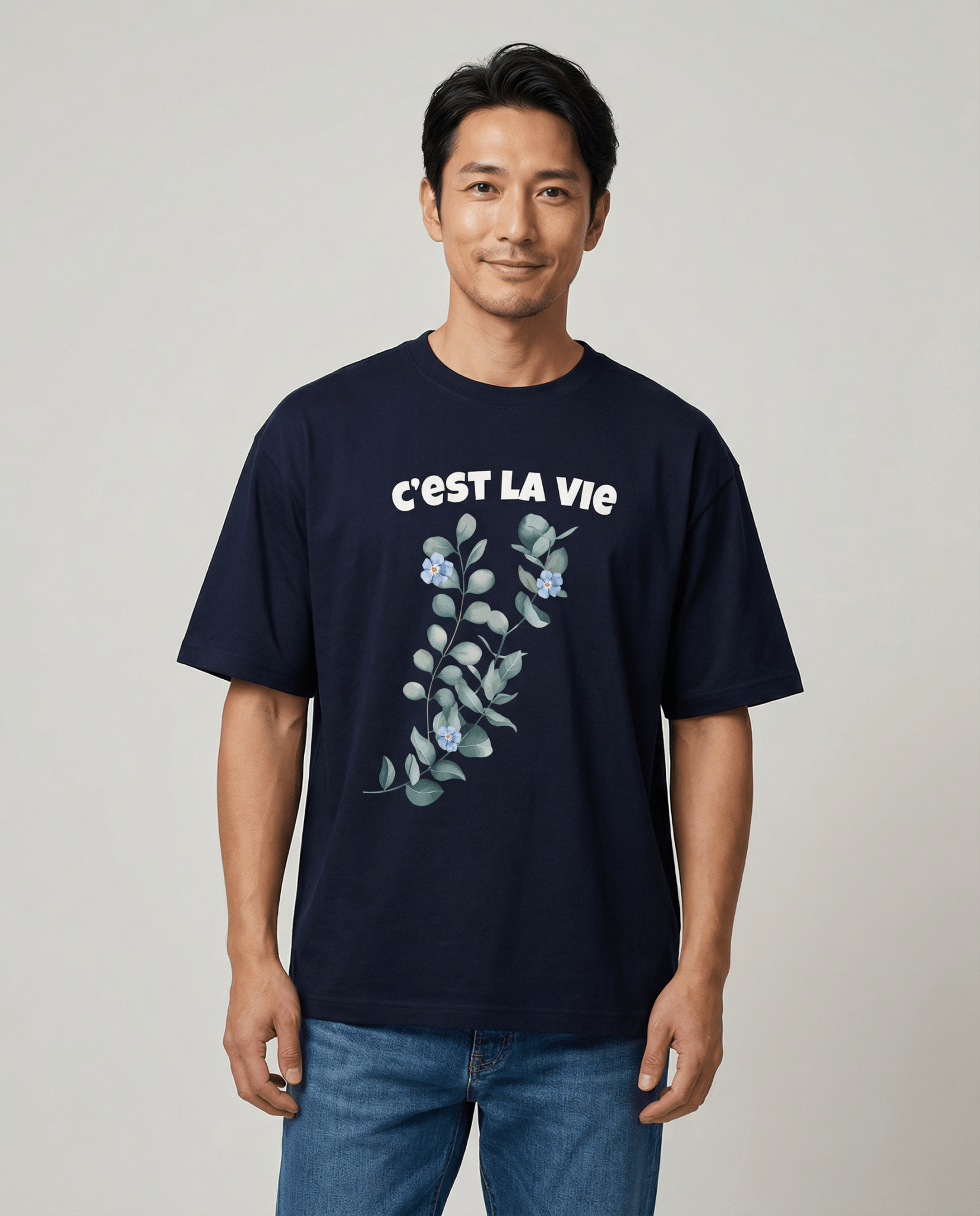 ブラックカラーに映える青い花のボタニカルTシャツ