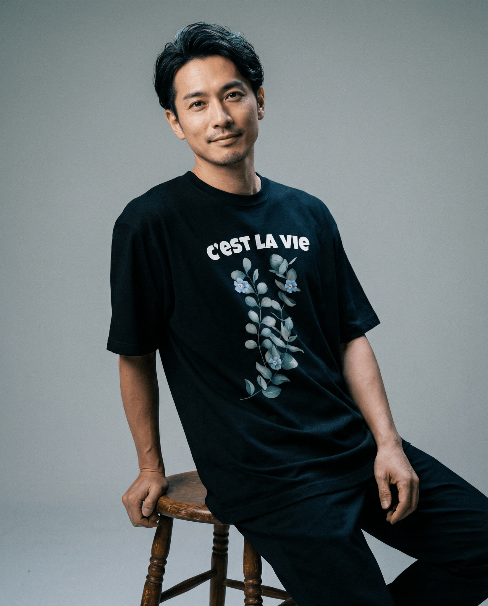 デニムと合わせたカジュアルコーデ 花柄Tシャツ着用イメージ