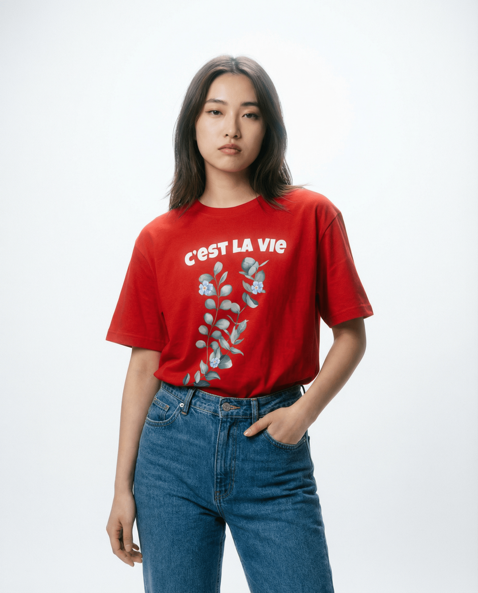 繊細なボタニカルプリントとフランス語ロゴのコットンTシャツ