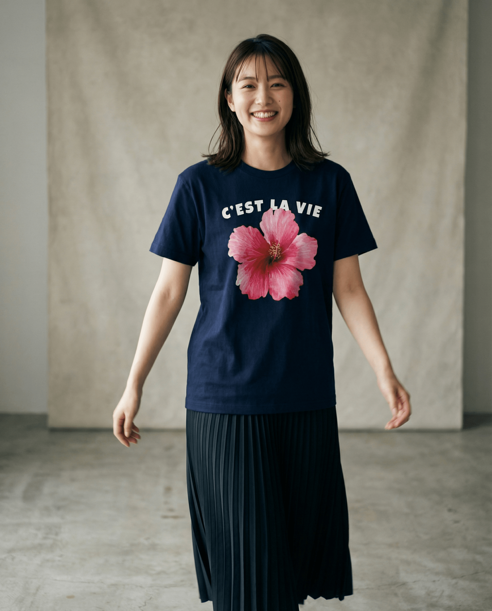 「C'EST LA VIE（これが人生）」フラワー 半袖Tシャツ (Unisex)