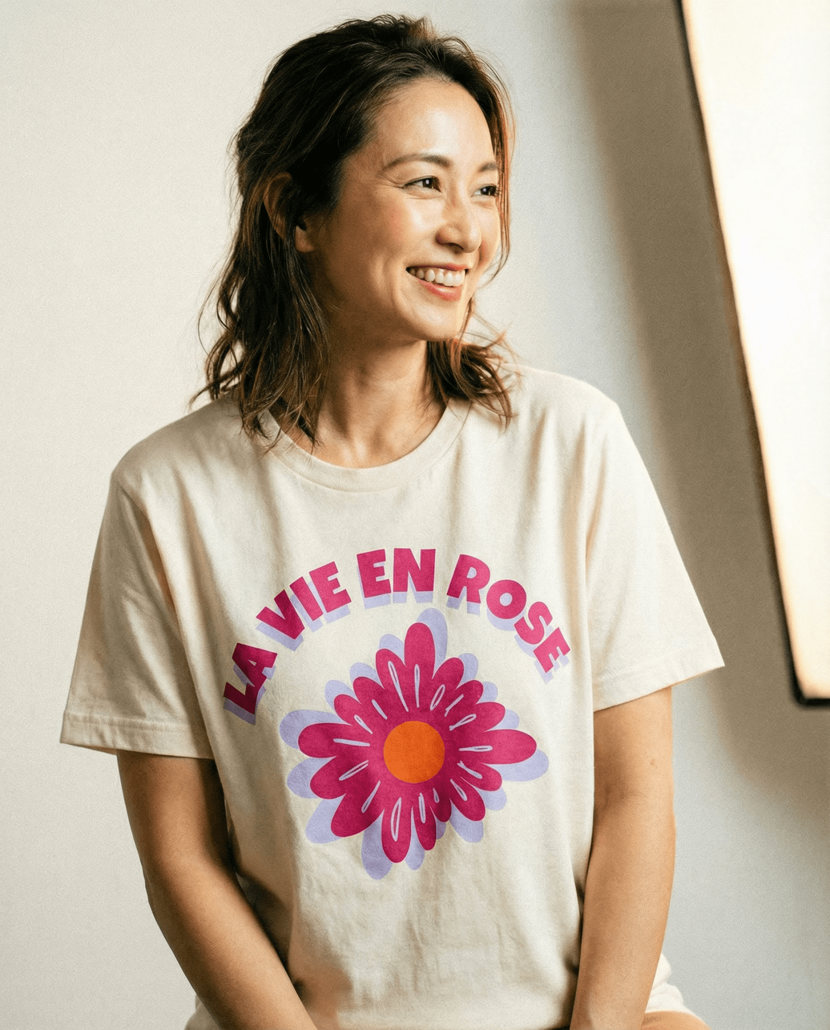「La Vie en Rose」パリデザインのシンプルで詩的なTシャツ