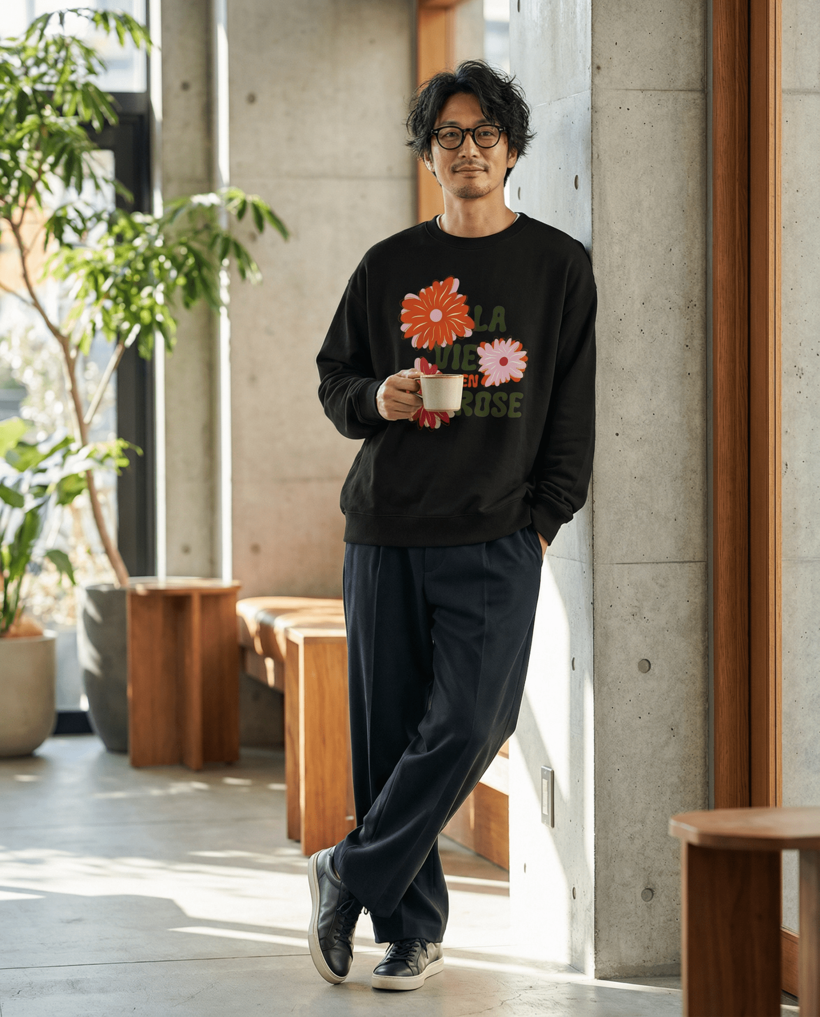 デニムと合わせたカジュアルシックなスウェット着用イメージ