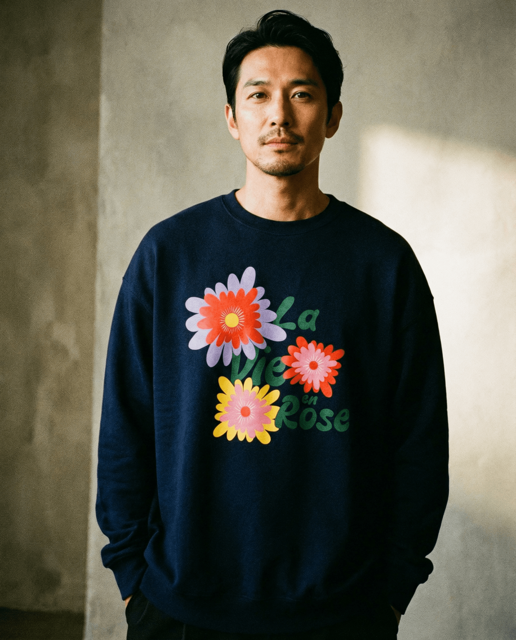 「LA VIE EN ROSE」フラワースウェット ブラック メンズ着用イメージ